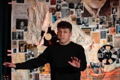 26.11.2025 Szczecin. Carlos Gardel - Dusza Tanga - monodram muzyczno-teatralny Fot. Robert Stachnik