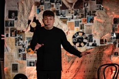 26.11.2025 Szczecin. Carlos Gardel - Dusza Tanga - monodram muzyczno-teatralny Fot. Robert Stachnik