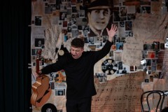 26.11.2025 Szczecin. Carlos Gardel - Dusza Tanga - monodram muzyczno-teatralny Fot. Robert Stachnik