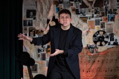 26.11.2025 Szczecin. Carlos Gardel - Dusza Tanga - monodram muzyczno-teatralny Fot. Robert Stachnik