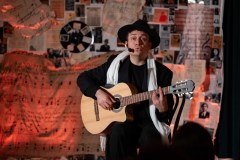 26.11.2025 Szczecin. Carlos Gardel - Dusza Tanga - monodram muzyczno-teatralny Fot. Robert Stachnik