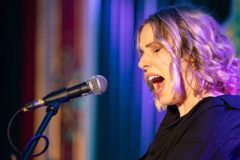12.03.2026 Szczecin. Dom Kultury 13 Muz. Duet BAiKA (Banach i Kafi) - koncert trasy „Czas końca złudzeń”. Fot. Robert Stachnik.