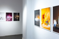 24.06.2026 Szczecin. Dom Kultury 13 Muz. Galeria Enter - Ostatnie światło na stole - wystawa uczniów Technikum Fotograficznego Cosinus Young 15+ w Szczecinie. Fot. Robert Stachnik.