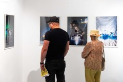 24.06.2026 Szczecin. Dom Kultury 13 Muz. Galeria Enter - Ostatnie światło na stole - wystawa uczniów Technikum Fotograficznego Cosinus Young 15+ w Szczecinie. Fot. Robert Stachnik.