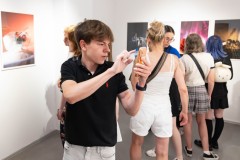 24.06.2026 Szczecin. Dom Kultury 13 Muz. Galeria Enter - Ostatnie światło na stole - wystawa uczniów Technikum Fotograficznego Cosinus Young 15+ w Szczecinie. Fot. Robert Stachnik.