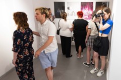 24.06.2026 Szczecin. Dom Kultury 13 Muz. Galeria Enter - Ostatnie światło na stole - wystawa uczniów Technikum Fotograficznego Cosinus Young 15+ w Szczecinie. Fot. Robert Stachnik.