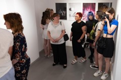 24.06.2026 Szczecin. Dom Kultury 13 Muz. Galeria Enter - Ostatnie światło na stole - wystawa uczniów Technikum Fotograficznego Cosinus Young 15+ w Szczecinie. Fot. Robert Stachnik.