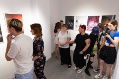 24.06.2026 Szczecin. Dom Kultury 13 Muz. Galeria Enter - Ostatnie światło na stole - wystawa uczniów Technikum Fotograficznego Cosinus Young 15+ w Szczecinie. Fot. Robert Stachnik.
