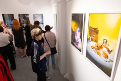 24.06.2026 Szczecin. Dom Kultury 13 Muz. Galeria Enter - Ostatnie światło na stole - wystawa uczniów Technikum Fotograficznego Cosinus Young 15+ w Szczecinie. Fot. Robert Stachnik.