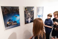 24.06.2026 Szczecin. Dom Kultury 13 Muz. Galeria Enter - Ostatnie światło na stole - wystawa uczniów Technikum Fotograficznego Cosinus Young 15+ w Szczecinie. Fot. Robert Stachnik.
