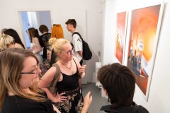 24.06.2026 Szczecin. Dom Kultury 13 Muz. Galeria Enter - Ostatnie światło na stole - wystawa uczniów Technikum Fotograficznego Cosinus Young 15+ w Szczecinie. Fot. Robert Stachnik.