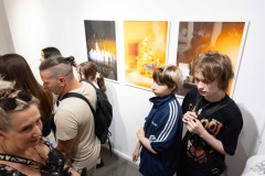 24.06.2026 Szczecin. Dom Kultury 13 Muz. Galeria Enter - Ostatnie światło na stole - wystawa uczniów Technikum Fotograficznego Cosinus Young 15+ w Szczecinie. Fot. Robert Stachnik.