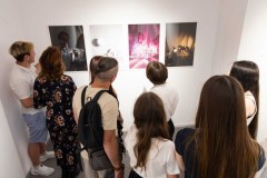 24.06.2026 Szczecin. Dom Kultury 13 Muz. Galeria Enter - Ostatnie światło na stole - wystawa uczniów Technikum Fotograficznego Cosinus Young 15+ w Szczecinie. Fot. Robert Stachnik.