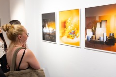 24.06.2026 Szczecin. Dom Kultury 13 Muz. Galeria Enter - Ostatnie światło na stole - wystawa uczniów Technikum Fotograficznego Cosinus Young 15+ w Szczecinie. Fot. Robert Stachnik.