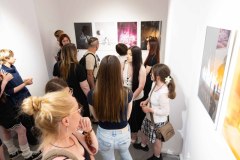 24.06.2026 Szczecin. Dom Kultury 13 Muz. Galeria Enter - Ostatnie światło na stole - wystawa uczniów Technikum Fotograficznego Cosinus Young 15+ w Szczecinie. Fot. Robert Stachnik.
