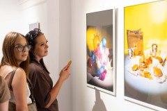 24.06.2026 Szczecin. Dom Kultury 13 Muz. Galeria Enter - Ostatnie światło na stole - wystawa uczniów Technikum Fotograficznego Cosinus Young 15+ w Szczecinie. Fot. Robert Stachnik.