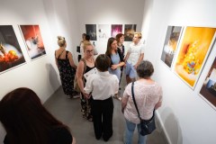 24.06.2026 Szczecin. Dom Kultury 13 Muz. Galeria Enter - Ostatnie światło na stole - wystawa uczniów Technikum Fotograficznego Cosinus Young 15+ w Szczecinie. Fot. Robert Stachnik.