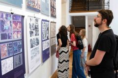 21.05.2025 Szczecin. Dom Kultury 13 Muz. Galeria Foyer - Formy Narracji - wystawa studentów i absolwentów Akademii Sztuki w Szczecinie. Fot. Robert Stachnik.