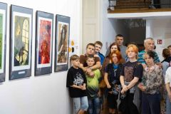 18.09.2024 Szczecin. Dom Kultury 13 Muz. Galeria Foyer - Linoryt barwny - wystawa grafiki uczniów PLSP w Szczecinie. Fot. Robert Stachnik.