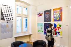 11.03.2026 Szczecin. Dom Kultury 13 Muz. Galeria Foyer - Plakaty plus animacje / offline plus online - wystawa zbiorowa studentów i absolwentów Akademii Sztuki w Szczecinie. Fot. Robert Stachnik.