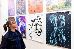 11.03.2026 Szczecin. Dom Kultury 13 Muz. Galeria Foyer - Plakaty plus animacje / offline plus online - wystawa zbiorowa studentów i absolwentów Akademii Sztuki w Szczecinie. Fot. Robert Stachnik.