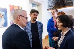 11.06.2025 Szczecin. Dom Kultury 13 Muz. Galeria Foyer - Sztuka Niedoskonałości - A. Chmiel, M. Grzywa, A. Falkiewicz - malarstwo. Fot. Robert Stachnik.