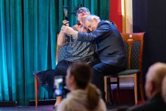 27.02.2025 Szczecin. Dom Kultury 13 Muz. Idziemy na całość w rytmie samby - kabaret Kolorowe ptaki z SAS. Fot. Robert Stachnik.