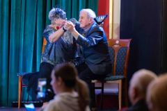 27.02.2025 Szczecin. Dom Kultury 13 Muz. Idziemy na całość w rytmie samby - kabaret Kolorowe ptaki z SAS. Fot. Robert Stachnik.