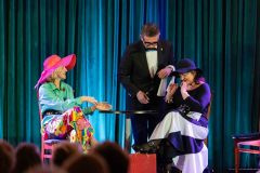 27.02.2025 Szczecin. Dom Kultury 13 Muz. Idziemy na całość w rytmie samby - kabaret Kolorowe ptaki z SAS. Fot. Robert Stachnik.