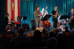 13.04.2026 Szczecin. Dom Kultury 13 Muz. Inspektor Jass na tropie, czyli jazz z historią w tle: Jazz Waves. Fot. Robert Stachnik.
