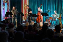 13.04.2026 Szczecin. Dom Kultury 13 Muz. Inspektor Jass na tropie, czyli jazz z historią w tle: Jazz Waves. Fot. Robert Stachnik.
