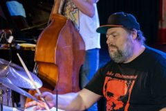 05.05.2025 Szczecin. Dom Kultury 13 Muz. Inspektor Jass na tropie, czyli jazz z historią w tle: Kresten Osgood Quintet. Fot. Robert Stachnik.