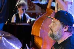 05.05.2025 Szczecin. Dom Kultury 13 Muz. Inspektor Jass na tropie, czyli jazz z historią w tle: Kresten Osgood Quintet. Fot. Robert Stachnik.