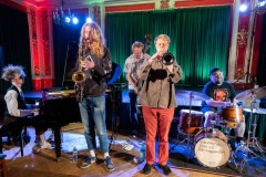 05.05.2025 Szczecin. Dom Kultury 13 Muz. Inspektor Jass na tropie, czyli jazz z historią w tle: Kresten Osgood Quintet. Fot. Robert Stachnik.