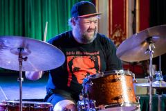 05.05.2025 Szczecin. Dom Kultury 13 Muz. Inspektor Jass na tropie, czyli jazz z historią w tle: Kresten Osgood Quintet. Fot. Robert Stachnik.
