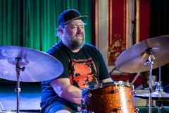05.05.2025 Szczecin. Dom Kultury 13 Muz. Inspektor Jass na tropie, czyli jazz z historią w tle: Kresten Osgood Quintet. Fot. Robert Stachnik.