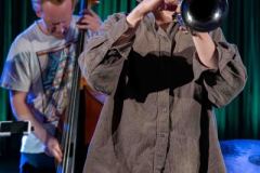 05.05.2025 Szczecin. Dom Kultury 13 Muz. Inspektor Jass na tropie, czyli jazz z historią w tle: Kresten Osgood Quintet. Fot. Robert Stachnik.