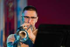 02.06.2025 Szczecin. Dom Kultury 13 Muz. Inspektor Jass na tropie, czyli jazz z historią w tle: Summer Jazz Party. Fot. Robert Stachnik.