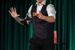 11.10.2024 Szczecin. DK 13 Muz. Michał Skubida - NieNaŻarty - magiczny stand-up. Fot. Robert Stachnik.