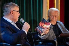18.09.2025 Szczecin. Dom Kultury 13 Muz. Szczecińskie spotkania literackie 13 Muz - Z górnej półki - Zbigniew Kosiorowski - Nawrót. Fot. Robert Stachnik.