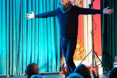 23.02.2026 Szczecin. Dom Kultury 13 Muz. Szczecińskie Wierszogranie - Piotr Woźniak śpiewa Tadeusza. Fot. Robert Stachnik.